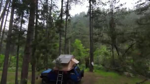 Una Tenda Tetto Auto Campeggio Sul Portapacchi Fuoristrada Una Foresta — Video Stock