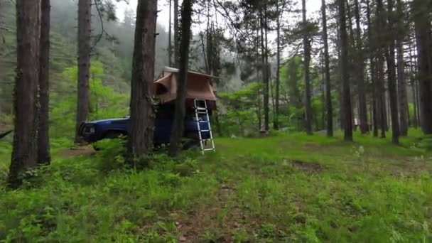 Namiot Dachu Samochodu Kempingowego Dachu Samochodu Terenowego Lesie Mglisty Pochmurny — Wideo stockowe
