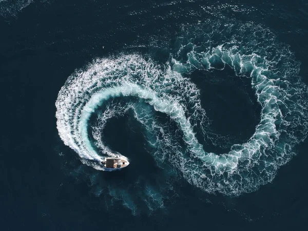 一艘白色游艇的空中俯瞰 动力船在海面上转动八圈 使未来的概念变幻无穷 高质4K镜头 — 图库照片