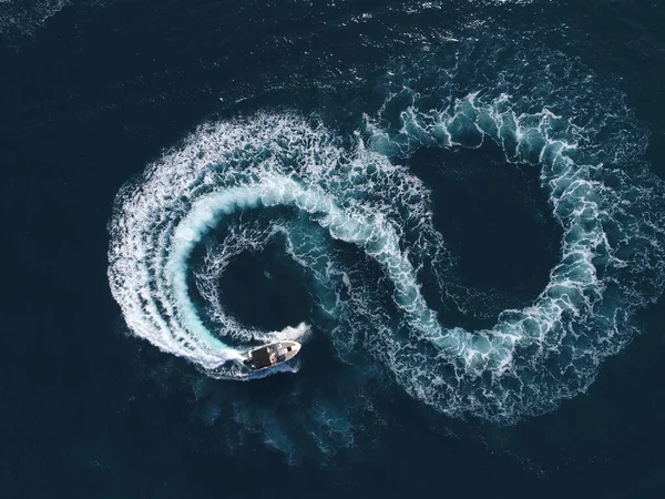 Aerial Top View White Pleasure Boat Summer Day Powerboat Turn — Foto de Stock