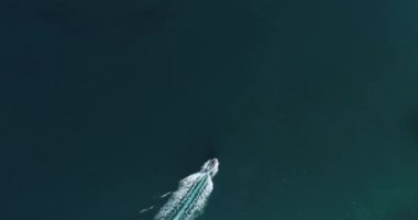 Bir yaz gününde beyaz bir zevk teknesinin havadan görünüşü. Sürat teknesi denizde sekizinci döngü. Metastaz sonsuz gelecek konsepti oluşturuyor. Merhaba kaliteli 4K görüntüler. 