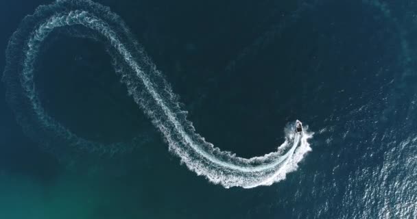 Aerial Top View White Pleasure Boat Summer Day Powerboat Turn — Wideo stockowe
