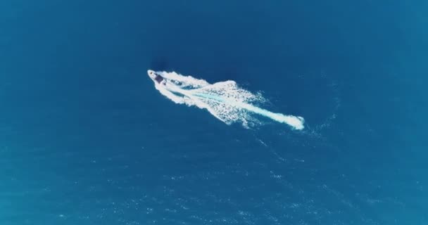 Aerial Top View White Pleasure Boat Summer Day Powerboat Turn — Stock videók