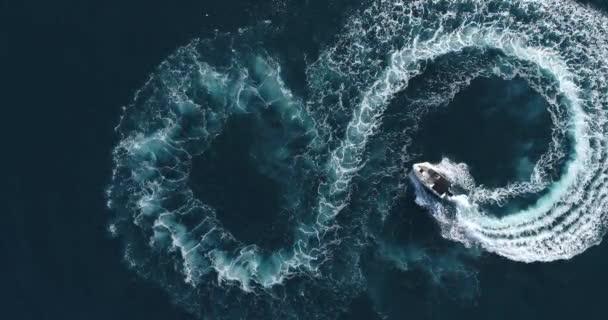 Aerial Top View White Pleasure Boat Summer Day Powerboat Turn — Stock videók