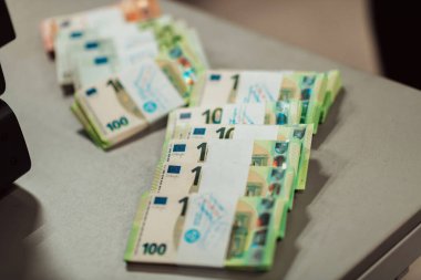 Sıralanmış banknotlar elektronik para sayma makinesine güvenildikten sonra masaya konur. Yüksek kalite fotoğraf