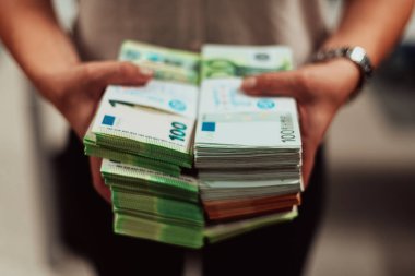 Banka çalışanları banka kasasında hesap yaparken elinde bir yığın kağıt banknot tutuyorlar. Bankada büyük miktarda para var. Yüksek kalite fotoğraf