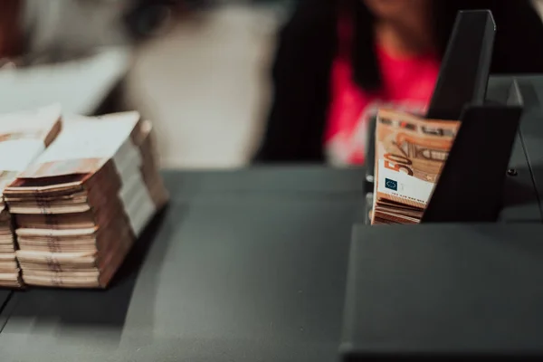 Gesorteerde Bankbiljetten Worden Tafel Gelegd Nadat Telmachine Voor Elektronisch Geld — Stockfoto