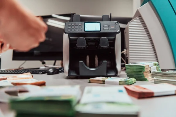 직원들은 안에서 지폐를 분류하고 세기는 기계를 은행에 고품질 — 스톡 사진