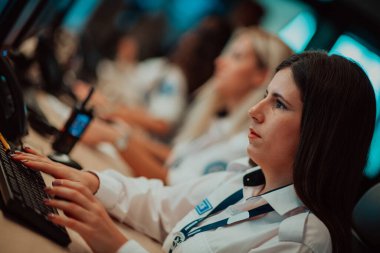 Veri kontrol odası ofislerinde çalışan kadın güvenlik operatörü. Çalışma istasyonunda birden fazla ekranla çalışan teknik operatör. Birden fazla monitörde çalışan bir güvenlik görevlisi. Yüksek kalite