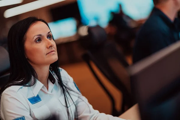 Operatrice Sicurezza Donna Che Lavora Ufficio Della Sala Controllo Del — Foto Stock