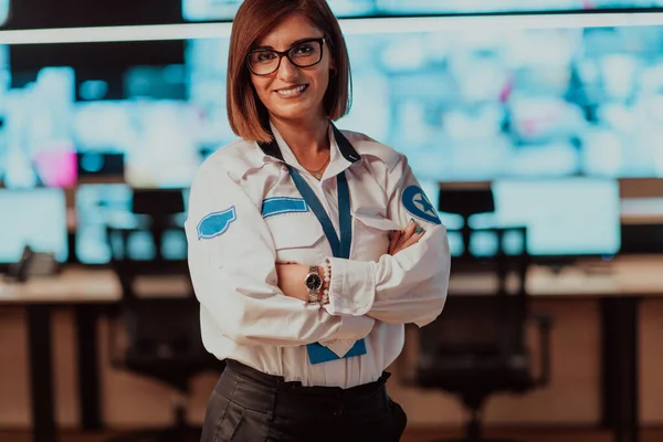 Portret Kobiety Operatora Ochrony Podczas Pracy Biurze Centrali Systemu Danych — Zdjęcie stockowe