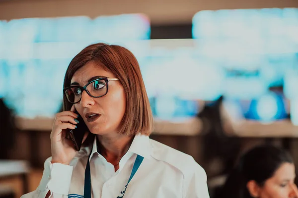 Operatore Sicurezza Femminile Che Parla Telefono Mentre Lavora Sulla Postazione — Foto Stock