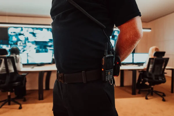 Operador Seguridad Masculino Que Trabaja Una Sala Control Sistema Datos — Foto de Stock