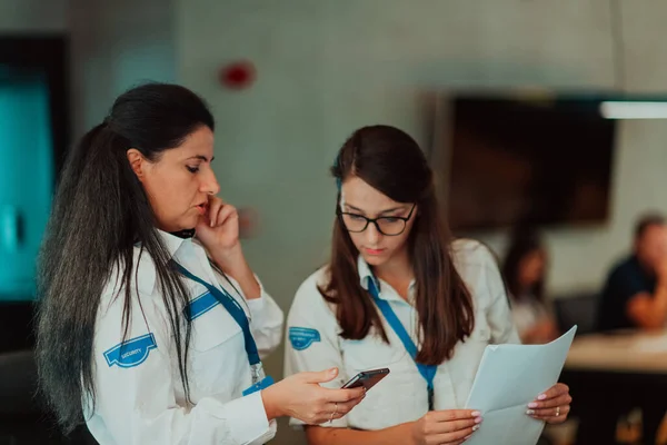 Grupo Mujeres Operadoras Seguridad Que Trabajan Una Sala Control Del —  Fotos de Stock