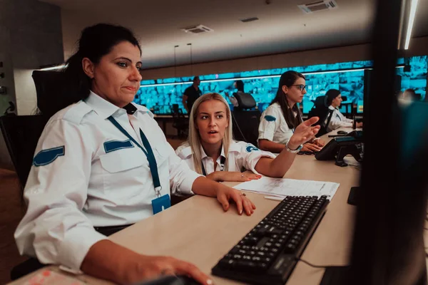 Gruppo Operatori Sicurezza Donne Che Lavorano Una Sala Controllo Del — Foto Stock