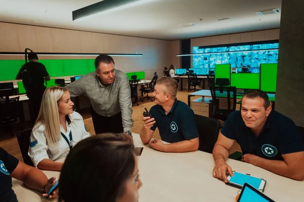 Groupe Gardes Sécurité Assis Ayant Briefing Dans Salle Contrôle Système — Photo