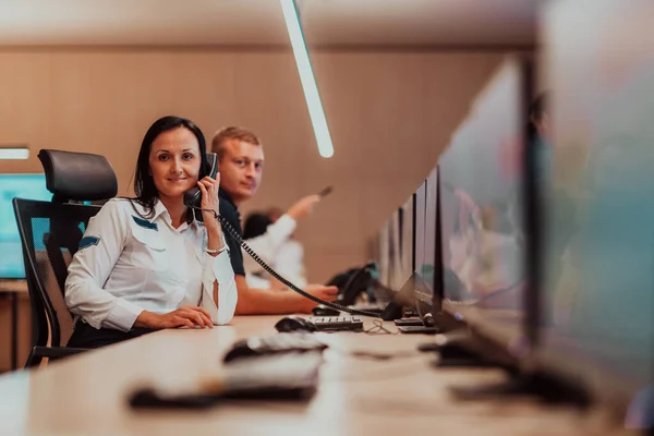 Operatore Sicurezza Femminile Che Parla Telefono Mentre Lavora Sulla Postazione — Foto Stock