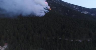 Geceleri bir orman yangınının hava panoramik görüntüsü, ağır duman hava kirliliğine ve alevlere neden olur. Doğal afet epik drone sinematik çekim. Merhaba kaliteli 4K görüntüler.