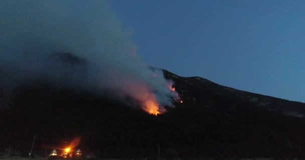 Geceleri Bir Orman Yangınının Hava Panoramik Görüntüsü Ağır Duman Hava — Stok video