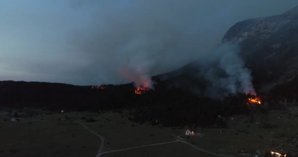 Aerial Panoramic View Forest Fire Night Heavy Smoke Causes Air — ストック動画