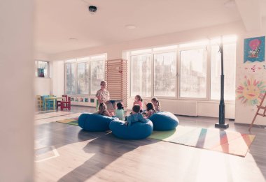 İlkokulda ya da anaokulunda okumak, ilkokulda ya da anaokulunda çocuklara kitap okumak. Seçici odaklanma. Yüksek kalite fotoğraf