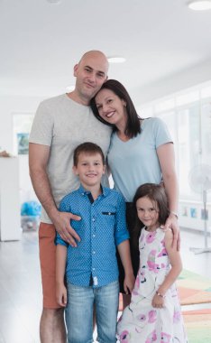 Mutlu bir ailenin portresi. Modern bir anaokulu sınıfında çocuklu ebeveynlerin fotoğrafı. Seçici odaklanma. Yüksek kalite fotoğraf