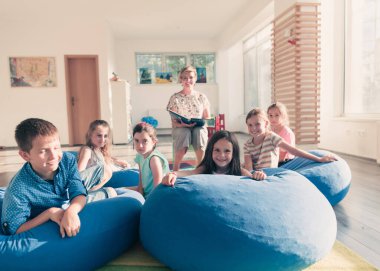 İlkokulda ya da anaokulunda okumak, ilkokulda ya da anaokulunda çocuklara kitap okumak. Seçici odaklanma. Yüksek kalite fotoğraf