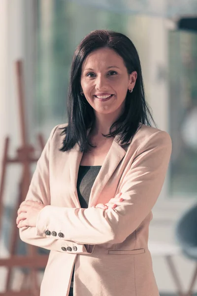 Young Businesswoman Smiling Happily Arms Crossed Selective Focus High Quality — Stockfoto