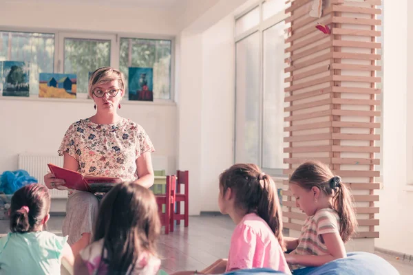 Reading Time Elementary School Kindergarten Teacher Reading Book Kids Elementary — Foto de Stock