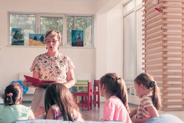 Reading Time Elementary School Kindergarten Teacher Reading Book Kids Elementary — Foto de Stock