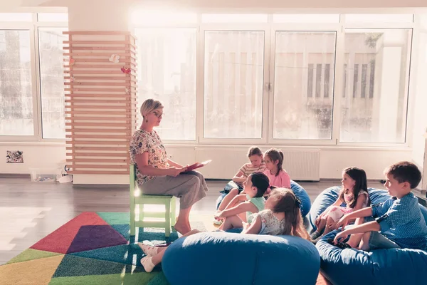 Reading Time Elementary School Kindergarten Teacher Reading Book Kids Elementary — Φωτογραφία Αρχείου