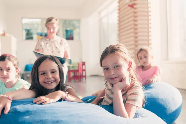 Reading Time Elementary School Kindergarten Teacher Reading Book Kids Elementary — Stock Photo, Image