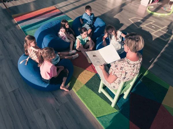 Reading Time Elementary School Kindergarten Teacher Reading Book Kids Elementary — Stock Photo, Image