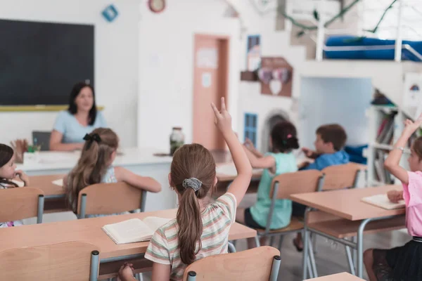 Teacher Reads Book Elementary School Students Who Listen Carefully While — Stockfoto