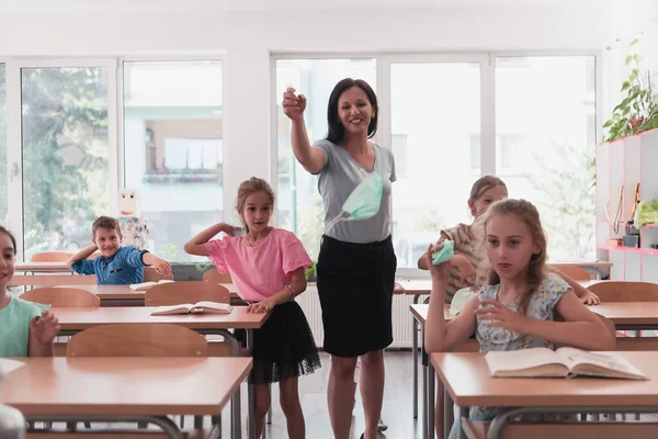 End Pandemic Teacher School Takes Protective Masks Students High Quality — Stock Photo, Image