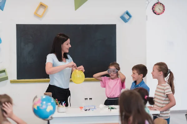 Elementary School Science Classroom Enthusiastic Teacher Explains Chemistry Diverse Group — Foto Stock