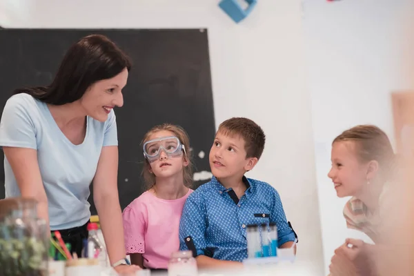 Elementary School Science Classroom Enthusiastic Teacher Explains Chemistry Diverse Group — Stockfoto