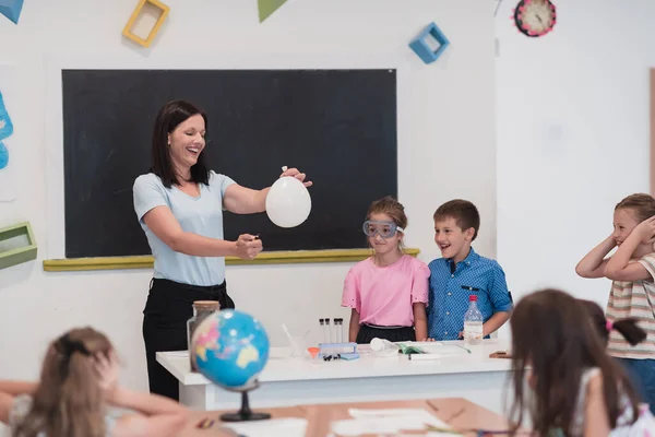 Науковий Клас Початкової Школи Захоплений Вчитель Пояснює Хімію Різноманітній Групі — стокове фото