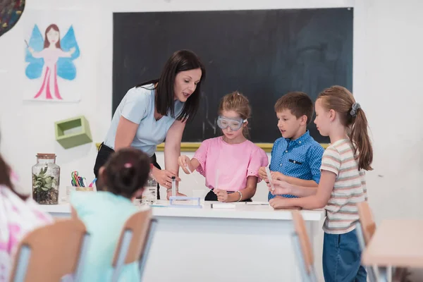 Elementary School Science Classroom Enthusiastic Teacher Explains Chemistry Diverse Group — Foto Stock