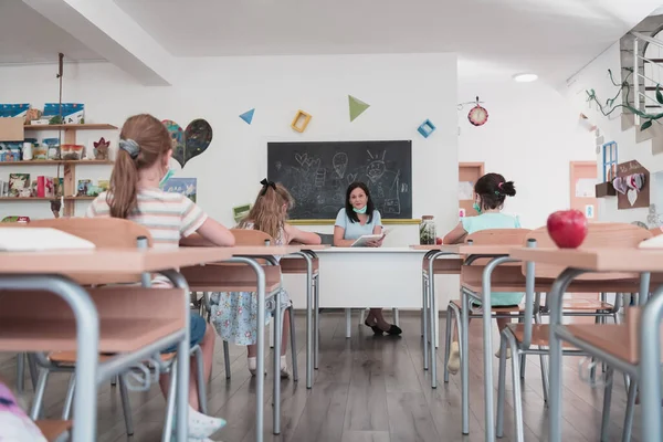 Multiraciale Groep Kinderen Dragen Gezichtsmaskers Klas Schrijven Luisteren Uitleg Van — Stockfoto