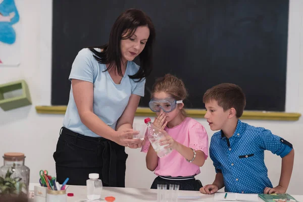 Elementary School Science Classroom Enthusiastic Teacher Explains Chemistry Diverse Group — Stockfoto