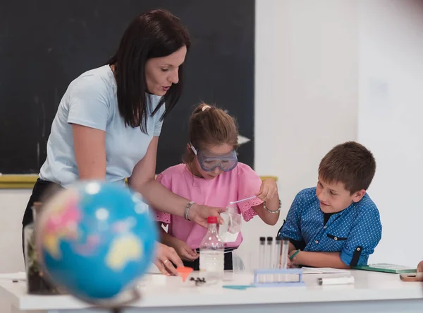 Elementary School Science Classroom Enthusiastic Teacher Explains Chemistry Diverse Group — Foto de Stock