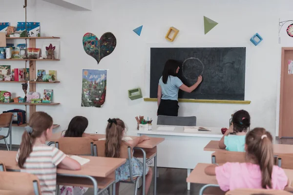 Základní Škola Učitelka Pomáhá Dítěti Při Psaní Odpovědi Tabuli Kvalitní — Stock fotografie