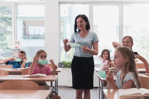 End Pandemic Teacher School Takes Protective Masks Students High Quality — Foto Stock