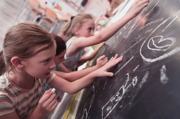 Παιδιά Γράφουν Και Ζωγραφίζουν Στον Πίνακα Στο Δημοτικό Ενώ Μαθαίνουν — Φωτογραφία Αρχείου