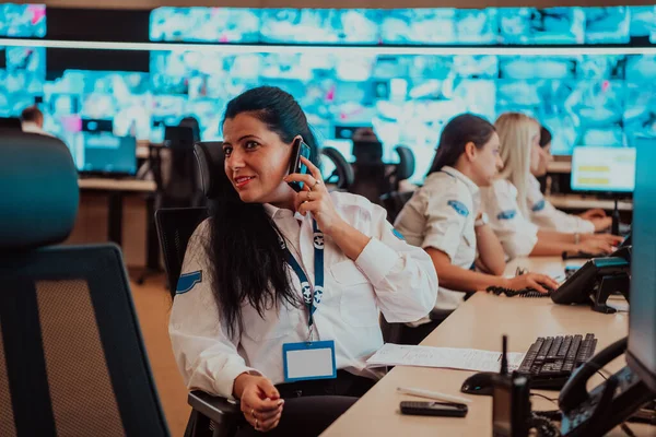 Vrouwelijke Bewaker Die Aan Telefoon Praat Terwijl Hij Het Werkstation — Stockfoto