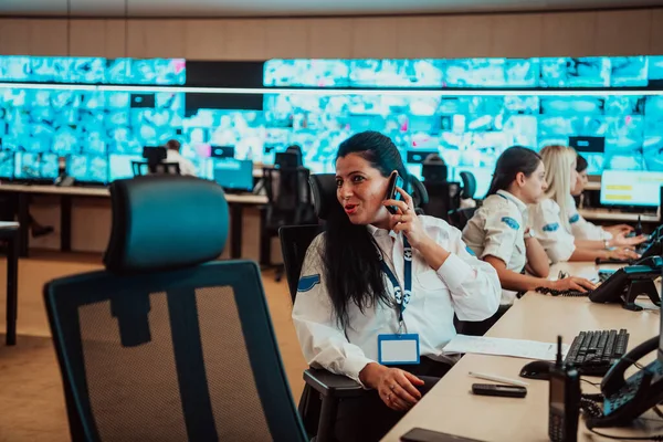 Female Security Guard Operator Talking Phone While Working Workstation Multiple — Stockfoto