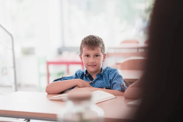 Little Boy Sitting Elementary School Drawing Paper Friends While Sitting — Foto de Stock