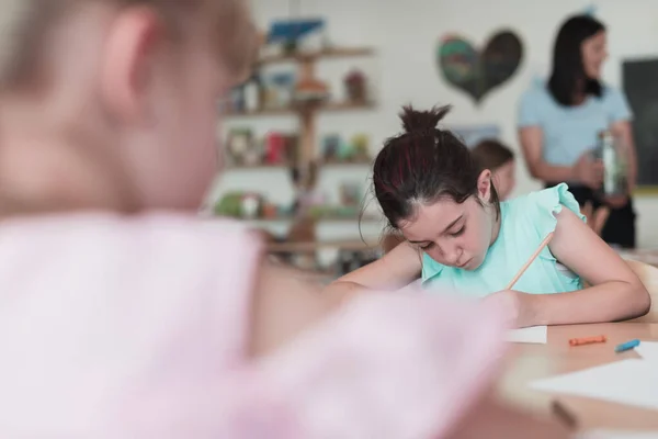 Little Girls Sitting Elementary School Drawing Paper Friends While Sitting — Stockfoto