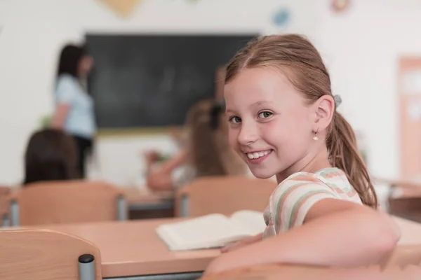 Little Girls Sitting Elementary School Drawing Paper Friends While Sitting — Φωτογραφία Αρχείου